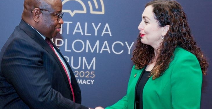 Presidenti i Sierra Leones ndan foto nga takimi me Osmanin: U dakorduam për forcim të lidhjeve tona