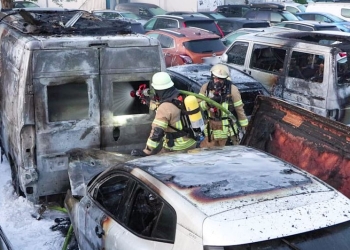 Dhjetë makina digjen në parkingun e aeroportit në Dusseldorf
