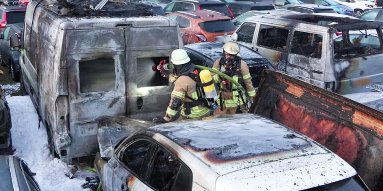 Dhjetë makina digjen në parkingun e aeroportit në Dusseldorf