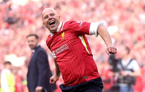 Liverpooli synon titullin rekord të Premier Ligës, i jep Slotit buxhet të lartë