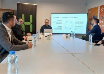 Diskutohen sfidat e çrregullimit informativ në Kosovë, Facebook dhe TikTok burimet kryesore të dezinformimit