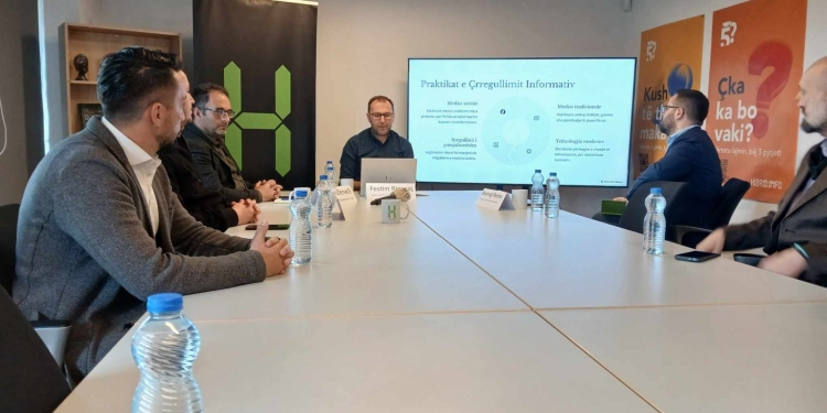 Diskutohen sfidat e çrregullimit informativ në Kosovë, Facebook dhe TikTok burimet kryesore të dezinformimit
