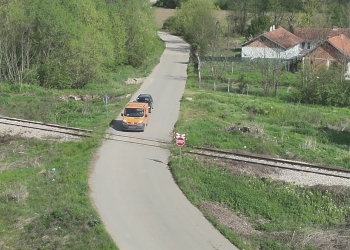 Policia në Klinë me aksion në vijën hekurudhore: Dhjetëra gjoba për mosrespektim të shenjës “STOP”