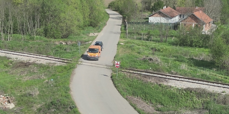 Policia në Klinë me aksion në vijën hekurudhore: Dhjetëra gjoba për mosrespektim të shenjës “STOP”
