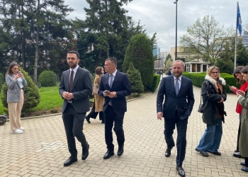 Deputetët po arrijnë në Kuvend për seancën konstituive