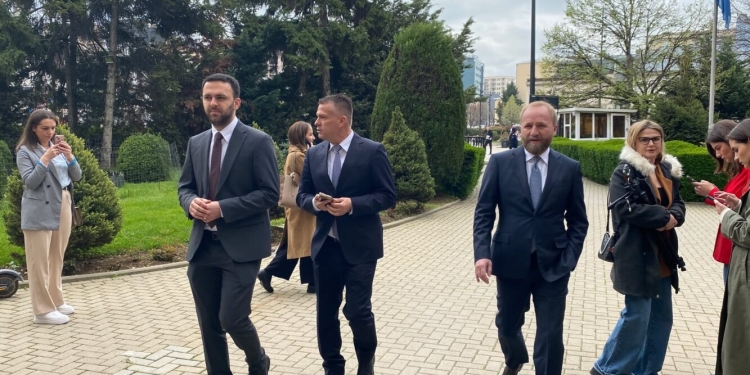 Deputetët po arrijnë në Kuvend për seancën konstituive