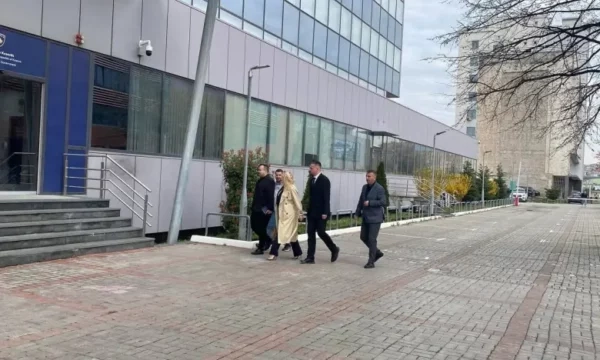 Kurti vazhdon takimet me përfaqësuesit e partive të pakicave, Fikrim Damka e Duda Balje i shkojnë në zyrë