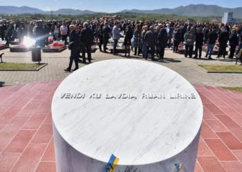 Krasniqi përkujton masakrën e Mejës: Kosova nuk ndalet së kërkuari drejtësi për viktimat