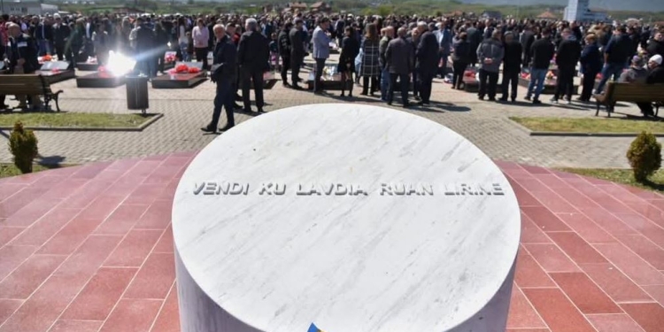 Krasniqi përkujton masakrën e Mejës: Kosova nuk ndalet së kërkuari drejtësi për viktimat