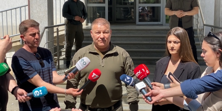 Drejtori i Policisë: Konfiskimi i armës zyrtare të një polici u bë për verifikim nëse u përdor në vrasje