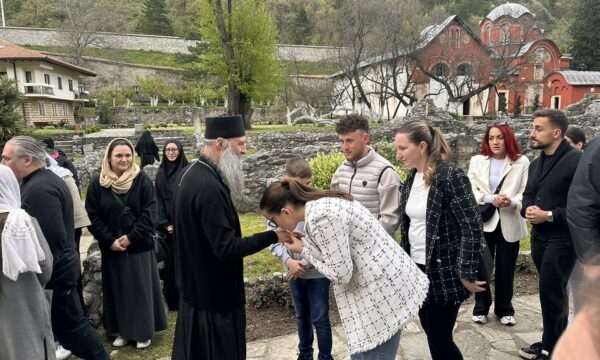 Patriarku serb Porfirije arrin në Patriarkanën e Pejës në prag të Pashkëve ortodokse