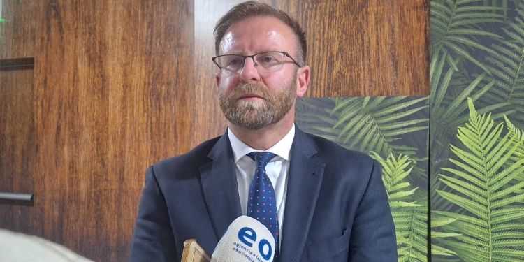 Qeveria po e përgjon LDK-në? Abazi për mesazhet: Vetëvendosja është duke i qitë