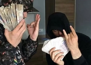 Daily Mail shkruan për metodat e reja të “Çunave të Londrës” për sjelljen e parave në Shqipëri nga shitja e drogës