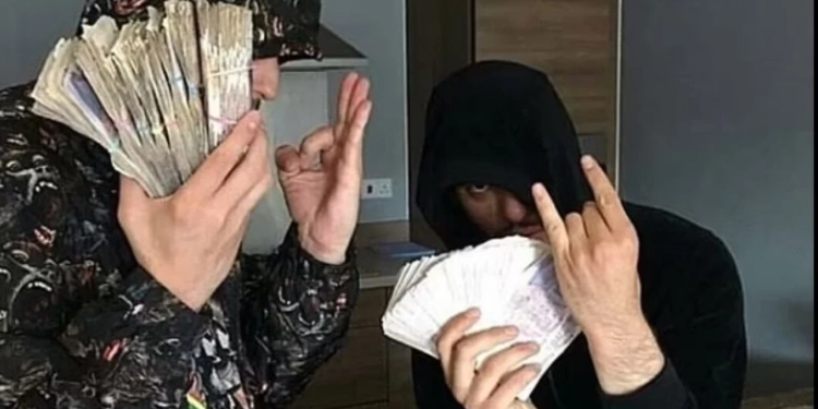 Daily Mail shkruan për metodat e reja të “Çunave të Londrës” për sjelljen e parave në Shqipëri nga shitja e drogës