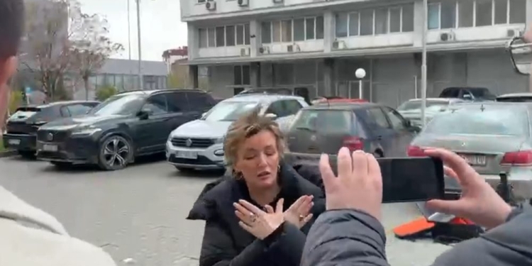 Qesharake, Adriana Matoshi e bën shqiponjën kur pyetet për formimin e Qeverisë: Ka m`u bo më e mira për krejt