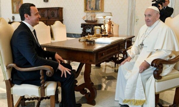 Kurti në librin e ngushëllimeve për Papën: Udhëheqës i përulur, i inspiruar nga dashuria, dhembshuria e humanizmi social