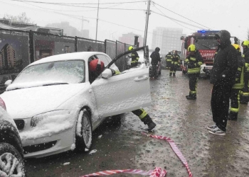 Largohen katër veturat që rrezikoheshin nga shembja e dheut në Velani