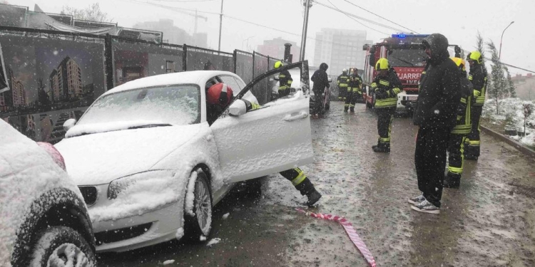 Largohen katër veturat që rrezikoheshin nga shembja e dheut në Velani