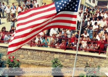 Ambasada amerikane sjell historinë e Kosovës me ShBA-në, gjithçka nisi me një zyrë më 1996