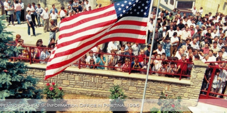 Ambasada amerikane sjell historinë e Kosovës me ShBA-në, gjithçka nisi me një zyrë më 1996