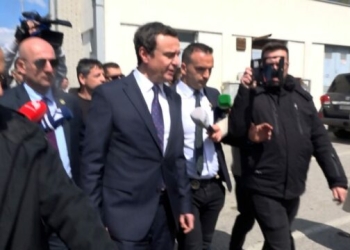 Mimoza Kusari tha se i kanë dy vota mangut për Qeverinë, Kurti iu shmanget përsëri gazetarëve