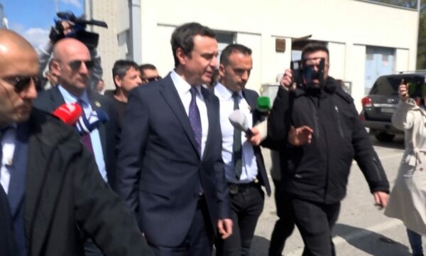 Mimoza Kusari tha se i kanë dy vota mangut për Qeverinë, Kurti iu shmanget përsëri gazetarëve