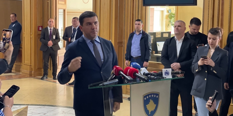 Krasniqi pas dështimit të seancës: VV po blen kohë edhe 48 orë për të bërë pazaret