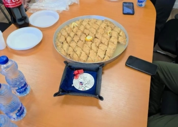 Gazetari ua dërgon policëve në veri një bakllava që e gatoi nëna e tij