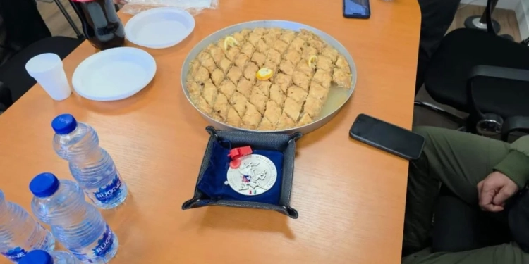 Gazetari ua dërgon policëve në veri një bakllava që e gatoi nëna e tij