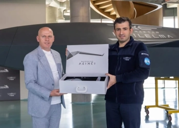 Gjeneral Bashkim Jashari viziton vendin ku prodhohen dronat “Bayraktar”, ata thonë se ndihen të nderuar