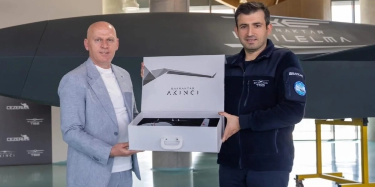 Gjeneral Bashkim Jashari viziton vendin ku prodhohen dronat “Bayraktar”, ata thonë se ndihen të nderuar