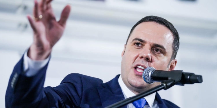 Abdixhiku mirëpret përgjigjen e Osmanit: Do të kërkojmë sërish dorëheqjen e atyre që duan t’i mbajën dy poste