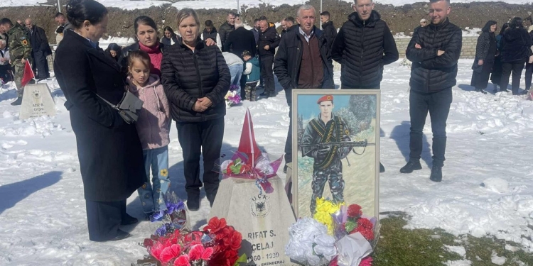 Familjarët rikujtojnë heroizmin e dëshmorëve në Koshare, dhimbjen e mbajnë në zemër