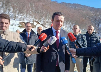 Kurti bën homazhe në Koshare: Te varret e dëshmorëve ia përkujtojmë vetes se sa e lartë ishte sakrifica e tyre