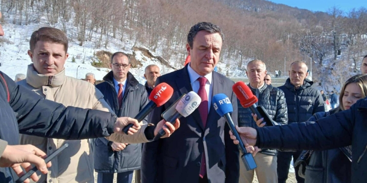 Kurti bën homazhe në Koshare: Te varret e dëshmorëve ia përkujtojmë vetes se sa e lartë ishte sakrifica e tyre