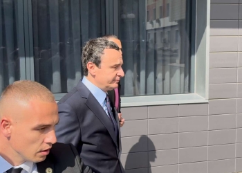 Kurti sërish nuk iu përgjigjet pyetjeve të gazetarëve