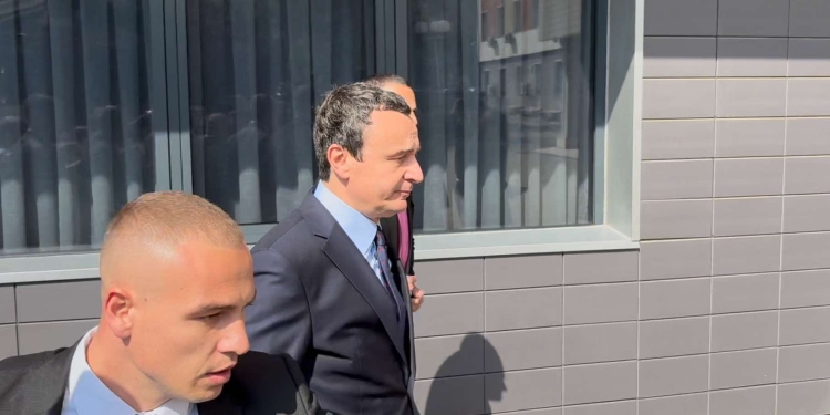 Kurti sërish nuk iu përgjigjet pyetjeve të gazetarëve