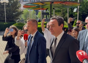 Kryeministri në detyrë nuk u përgjigjet pyetjeve të gazetarëve