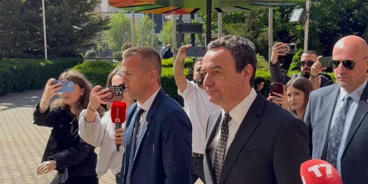 Kryeministri në detyrë nuk u përgjigjet pyetjeve të gazetarëve