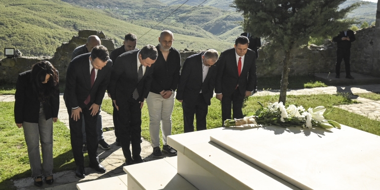 Kryeministri Kurti bëri homazhe në Zhazhë dhe vizitoi Kompleksin e Kullave të Isa Boletinit