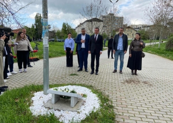 Kryeministri Kurti bëri homazhe në Parkun Memorial “Të Zhdukurit me dhunë nga Serbia”