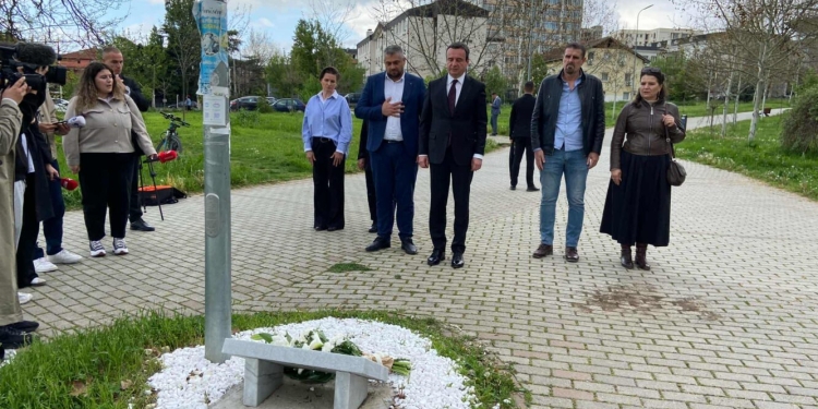 Kryeministri Kurti bëri homazhe në Parkun Memorial “Të Zhdukurit me dhunë nga Serbia”