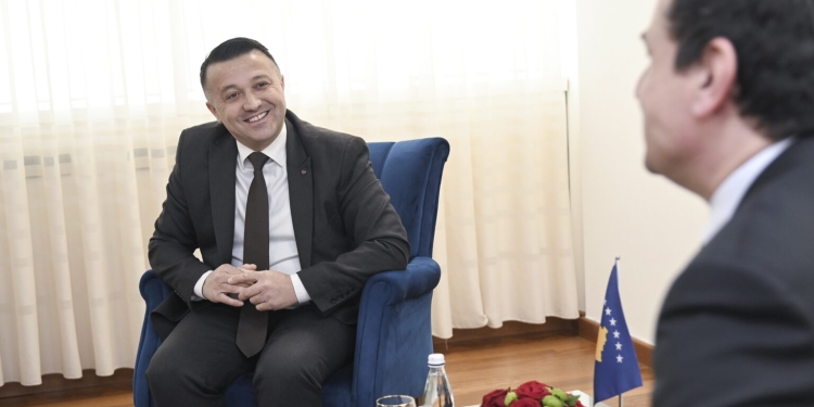 Kurti larg votave të minoriteteve, kritikohet nga Berisha: Këshilli i Sigurisë duhej thirrur kur “Lista Serbe” e zgjodhi një deputet rom më 2021