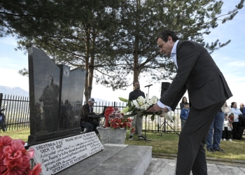 Kurti bën homazhe në Krushë të Madhe: Ta forcojmë ushtrinë dhe policinë, të mbrohet çdo metër katror i territorit