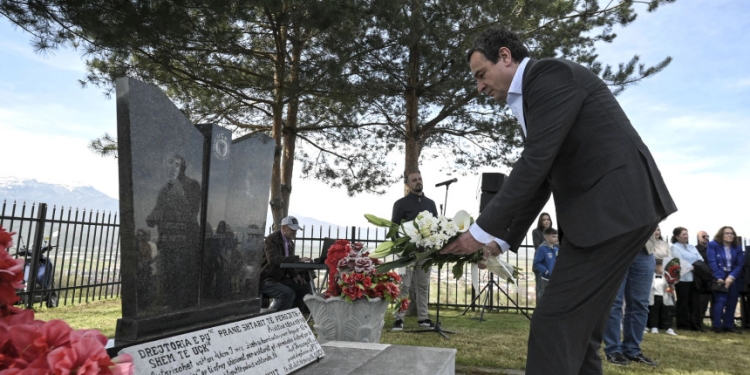 Kurti bën homazhe në Krushë të Madhe: Ta forcojmë ushtrinë dhe policinë, të mbrohet çdo metër katror i territorit