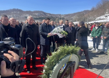 Abdixhiku nderon të rënët në Koshare: Dhanë jetën, më të shtrenjtën, për lirinë tonë dhe për brezat e ardhshëm