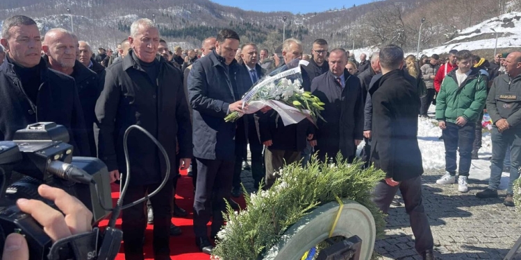 Abdixhiku nderon të rënët në Koshare: Dhanë jetën, më të shtrenjtën, për lirinë tonë dhe për brezat e ardhshëm