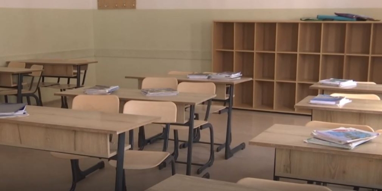 Ndalohen dy të mitur në Ferizaj, njërit i kapet armë e tjetrit shufër metalike