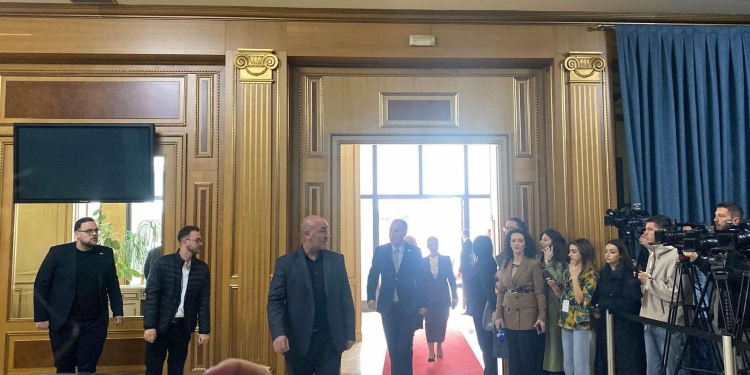 Limaj nuk u përgjigjet pyetjeve të gazetarëve