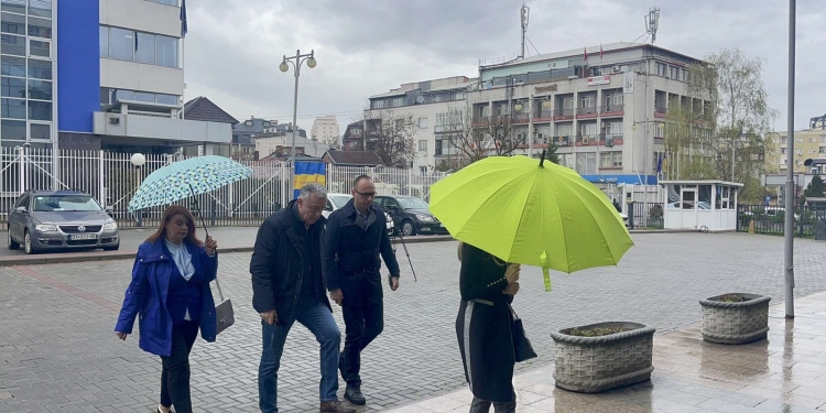 Deputetët e Listës Serbe mbërritën në Kuvend për regjistrim